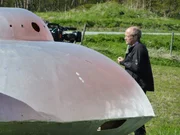 Hessdalen, Norwegen - Jan Moen, der neben einem UFO-Modell in Hessdalen steht - einige Einheimische glauben, dass es sich bei den Phänomenen in Hessdalen um UFOs und nicht um ein Lichtphänomen handelt.