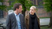 Die Polizei greift Kevin Bahnsen bei Maja Rohde (Marisa Leonie Bach, r.) auf, die Vertrauenslehrerin der Schule ist. Warum lief er ausgerechnet zu ihr? Kommissar Sven Herzog (Michael Härle, l.) ermittelt.