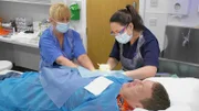Patient während der Behandlung