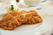 Wiener Schnitzel in einem der Plachutta Restaurants fuer ServusTV's "Heimatleuchten - So schmeckt Wien".