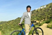 Nico (Remo Schulze) macht sich mit dem Mountainbike auf den Weg zu den Hollywood Hills.