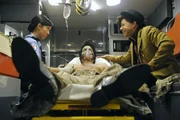 Alan (Jon Cryer, r.) kann nicht fassen, dass Walden (Ashton Kutcher, M.) tatsächlich einen Herzinfarkt hatte und macht damit die Notärztin Laura (Angela Lin, l.) mit seinen Kommentaren wahnsinnig ...