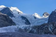 Permafrost hält in den Bergen Gestein, Sedimente, Erde und Fossilien zusammen: der Klebstoff des Gebirges. Mit dem Klimawandel taut der Permafrost auf, und mit ihm zahlreiche Mikroorganismen, die darin seit Jahrtausenden schlummern.