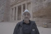 Der jordanische Archäologe Jehad Haron posiert für ein Porträt in der antiken Stadt Petra in Jordanien.