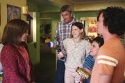 Frankie (Patricia Heaton, l.), Mike (Neil Flynn, 2.v.l.), Sue (Eden Sher, M.) und Brick (Atticus Shaffer, 2.v.r.) sind total gespannt auf Axls (Charlie McDermott, r.) große Liebe, denn diese soll endlich zu den Hecks zum Essen kommen ...