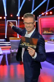 Moderator Michael Antwerpes begrüßt die Zuschauer in einem rundum neu gestalteten Studio mit neuem Logo.