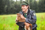 Staller (Helmfried von Lüttichau) kümmert sich rührend um einen "Augenzeugen".
