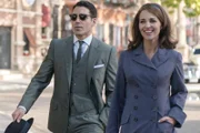 Alberto Márquez (Miguel Ángel Silvestre, l.); Ana Ribera (Paula Echevarría, r.)