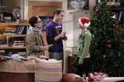 Leonards (Johnny Galecki, l.) Mutter Beverly kündigt zu Weihnachten ihren Besuch an. Als Penny (Kaley Cuoco, r.) ihn darauf anspricht, warum er seiner Mutter nichts von ihrer Beziehung erzählt hat, gerät Leonard in Erklärungsnot. Aber Sheldon (Jim Parsons, M.) hat dafür eine einfache Begründung ...