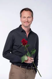 ARD ROTE ROSEN, Telenovela, 18. Staffel mit neuen Folgen ab montags bis freitags um 14.10 Uhr im Ersten. Zurück in Lüneburg: Wird es Andreas (Herbert Schäfer) gelingen, das neue Liebesglück seiner Ex-Partnerinnen zu zerstören.