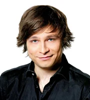 Bruno Lehmann (Tim Sander) ist das pure Gegenteil seiner bescheidenen Halbschwester.