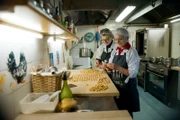 Die Schwestern Monica (links) und Daniela Zappoli produzieren in ihrer kleinen Pastamanufaktur in Bologna handgemachte Tortellini.