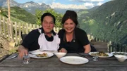 Mali Höller und Maria Groß erfahren gleich, wer gewonnen hat.