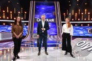 Moderator Jörg Pilawa (M.) mit den Kandidatinnen des Teams "Hauptrolle": Den Schauspielerinnen  Natalia Wörner (l.) und Andrea Sawatzki (r.).
