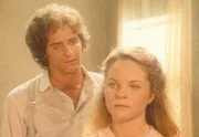 Mary (Melissa Sue Anderson, r.) teilt Adam (Linwood Boomer, l.) mit, dass sie ihn nicht mehr heiraten möchte ...