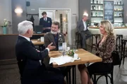 Als Jill (Isabel Hindersin, r.) mehr über das Jägerwesen erfahren möchte, gerät Thomas (Gerry Hungbauer, l.) ins Schlingern und freut sich über Gunters (Hermann Toelcke, M.) Beistand (mit Komparsen).