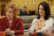 L-R: Evelyn Harper (Holland Taylor), Rose (Melanie Lynskey