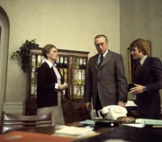 l-r: Frau Dr. Göbel (Hilde Weissner), Stephan Derrick (Horst Tappert), Harry Klein (Fritz Wepper)