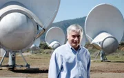 Seth Shostak am Allen Telescope Array (ATA), das sich im Hat Creek Radio Observatory, 290 Meilen nordöstlich von San Francisco, Kalifornien, befindet.