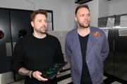 John (Felix von Jascheroff, l.) und Erik (Patrick Heinrich) glauben, dass Zoe hinter den Angriffen auf das Mauerwerk steckt.