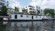Etmia lebt auf dem Wohnschiff "Torgau" mitten in Berlin.