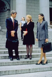 Während Abbie Carmichael (Angie Harmon, r.) auf Jack McCoy (Sam Waterston) wartet, klärt dieser gerade die Bezirksstaatsanwältin Nora Lewin (Dianne Wiest) über den einfach zu führenden Fall auf. Doch dann tauchen neue Zeugen auf ...