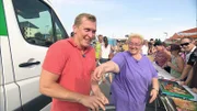 Otto und Uschi haben viel Spaß auf dem Flohmarkt