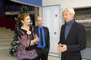 Im Gegensatz zu Robert (Mathieu Carrière, r.) freuen sich Natascha (Franziska Matthus, l.) und Gerrit (Lars Löllmann, M.) insgeheim über das missglückte Meeting.