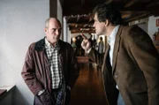 Der stellvertretende Bürgermeister Eliseo (Toni Salgado, re.) besticht Darío (Tito Asorey, li.), damit dieser nichts von den neusten Entdeckungen in den Bergen erzählt.