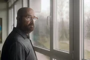 Tomás (Javier Cámara) fragt seinen Kollegen Pablo nach dem Sohn der Bürgermeisterin aus. Dieser war vor einigen Jahren mit ihm in einer Schulklasse und kann sich an Gerüchte über ihn erinnern.