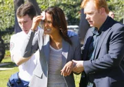 Horatio (David Caruso, r.) und ein Rettungsdienstmitarbeiter kümmern sich um Natalia (Eva La Rue), die bei einem Unfall mit ihrem Entführer verletzt wurde.