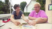 Bianca (li.) und Uschi sind glücklich, daß sie so viel Umsatz machen konnten