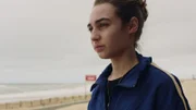 Ruby (Lola Saint-Gilles) sieht ein, dass sie all ihre Probleme nicht alleine stemmen kann. Sie will sich mit ihrer Freundin versöhnen, doch die ständigen Nachrichten von "The Voyeur" ziehen sie immer weiter runter.