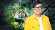 Keine Schule, keine Treffen mit Gleichaltrigen, kein Sportverein - Kinder und Jugendliche waren besonders eingeschränkt in der Corona-Zeit. Und das wirkte sich auf ihre psychische Gesundheit aus - die Datenlage ist eindeutig. Angstgefühle, Zwangshandlungen, depressive Verstimmungen und auch Symptome wie Bauch- oder Kopfschmerzen haben zugenommen. Auch eine enorme Belastung für Eltern und Familien. Wie steht es um die psychische Gesundheit von Kindern und Jugendlichen heute? Welche Dinge sind für eine gesunde Entwicklung wichtig? Wie können wir Kinder unterstützen, um Krisen besser zu bewältigen, und welche Präventionsmaßnahmen sind sinnvoll? Was müssen Eltern über den Einfluss sozialer Medien wissen? Das klärt Ralph Caspers in dieser besonderen Ausgabe von Quarks.