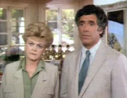 Jessica Fletcher (Angela Lansbury) und Officer Kruger (Lois Herthum) fahnden gemeinsam nach dem Mörder des Bauunternehmers Clark Randall.