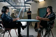 Die Ermittlerin Johanna Delling (Lisa Hrdina, l.) befragt „Babsy“ (Steffen Münster) in der forensischen Klinik.