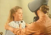 Caroline (Karen Grassle, r.) versucht herauszufinden, was ihre Tochter Mary (Melissa Sue Anderson, l.) bedrückt.