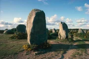 Frankreich - Bretagne - Umgebung von Carnac. Prähistorische megalithische Steinanordnungen. Menhir.