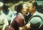 Mrs. Oleson (Katherine MacGregor, M.) begrüßt überschwänglich ihren Cousin Sterling (John Hillerman, r.).