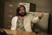 Professor DeSalvo (Matt Berry) unterrichtet nicht nur Trickbetrug, sondern kann dabei seine Studenten auch noch so richtig schön über den Tisch ziehen ...