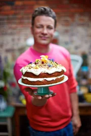 Jamie Oliver backt einen Kolibri-Kuchen.  +++