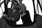 Adrian Monk (Tony Shalhoub, l.) und Natalie Teeger (Traylor Howard, r.) machen eine Fahrt im Heißluftballon. Ist Monk wirklich freiwillig in den Korb gestiegen?