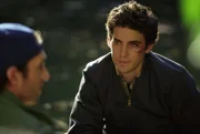 Der Gilmore-Abend bei Rorys Großeltern endet im Desaster, als Jess (Milo Ventimiglia) zu spät und mit einem Veilchen dort auftaucht. Unterdessen glauben Zach und Brian, dass Lane und Dave ein Geheimnis hüten ...