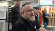 Kult-Koberer Fabian kehrt nach seinem schweren Arbeitsunfall nach drei Monaten endlich zurück auf den Kiez.