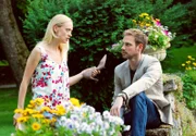 Leonard (Christian Feist, r.) will noch einmal mit Pauline sprechen, doch Coco (Mirjam Heimann, l.) hält ihn auf.