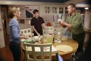 Während sich Gabrielle Sorgen um Carlos macht, der aus der Entzugsklinik verschwunden ist, versuchen Lynette (Felicity Huffman, l.) und Tom (Doug Savant, r.) mit ihren Kindern Parker (Joshua Moore, 2.v.l.) und Penny (Darcy Rose Byrnes, 2.v.r.) ein normales Leben zu führen ...