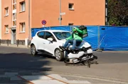 Sascha Leiter (Mirko Stübing) wird von einem heranfahrenden PKW vom Fahrrad geschleudert.