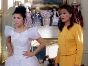 Die Beziehung zwischen Emily (Kelly Bishop, r.) und Lorelai (Chelsea Brummet, l.) nahm durch die Schwangerschaft ihrer Tochter Schaden, der auch bis heute nicht ganz repariert ist ...