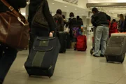 Jamaica, New York, USA: Passagiere am John F. Kennedy Airport warten in der Schlange auf die Sicherheitsmaßnahmen. (Bildnachweis: National Geographic Television)