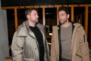 Carlos (Patrick Fernandez, r.) fühlt sich schäbig, als John (Felix von Jascheroff) ihm vertraut.